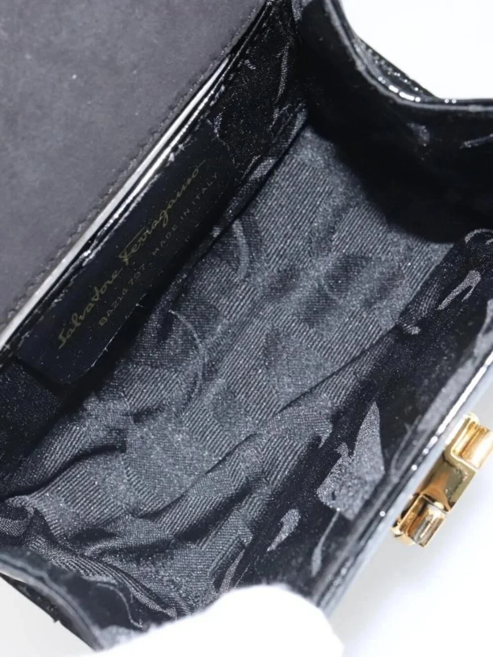 Salvatore Ferragamo Gancini Shoulder Bag Patent leather Black Gold Auth 162253